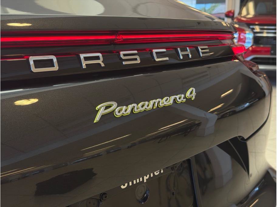 Used 2018 Porsche Panamera 4 AWD/4WD image 32