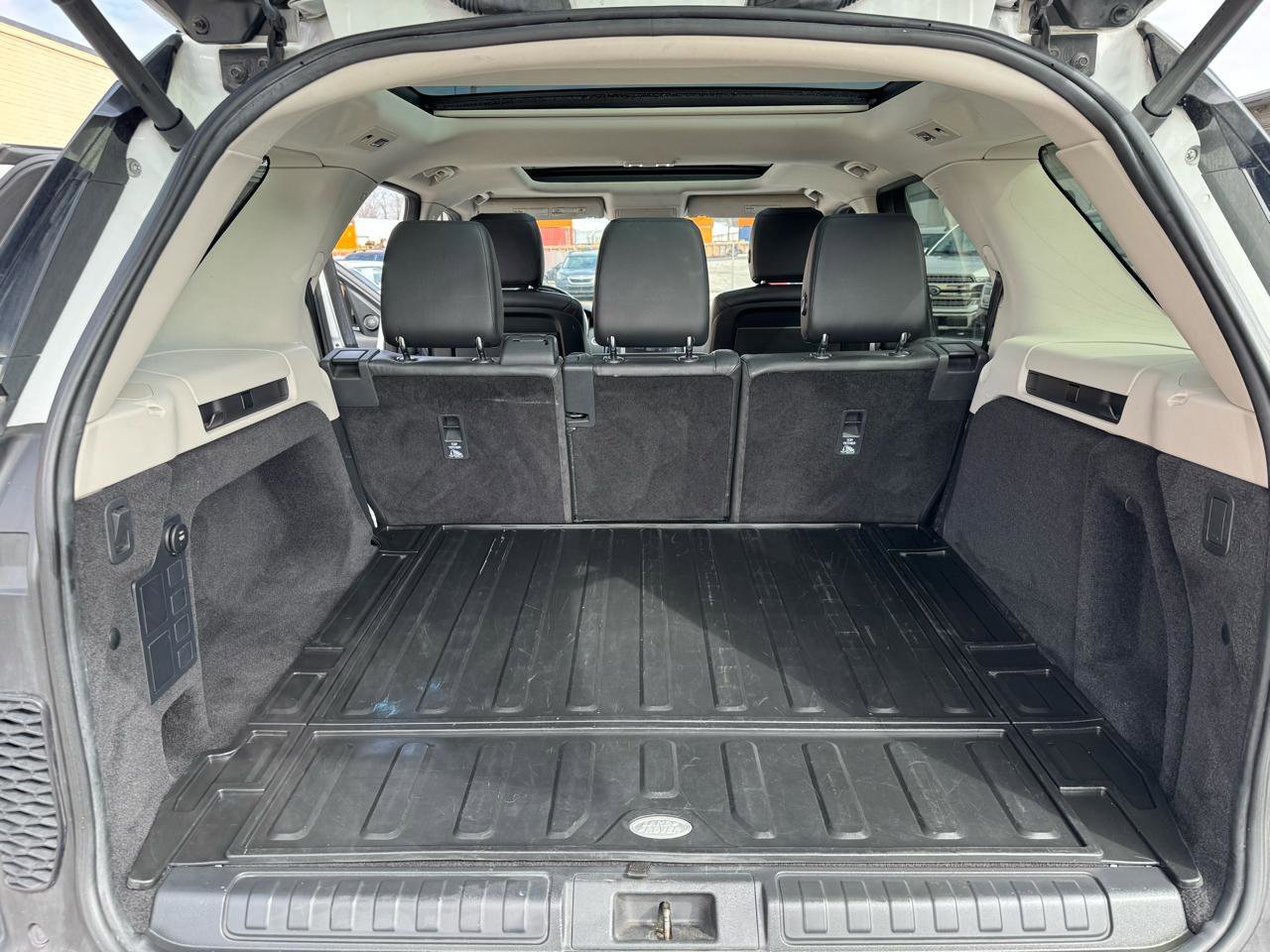 Used 2017 Land Rover Discovery SE image 25