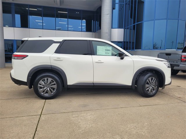 New 2025 Nissan Pathfinder S image 4