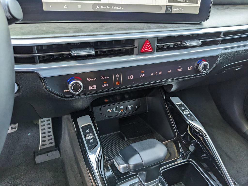 Certified 2025 Kia Sorento SX image 26