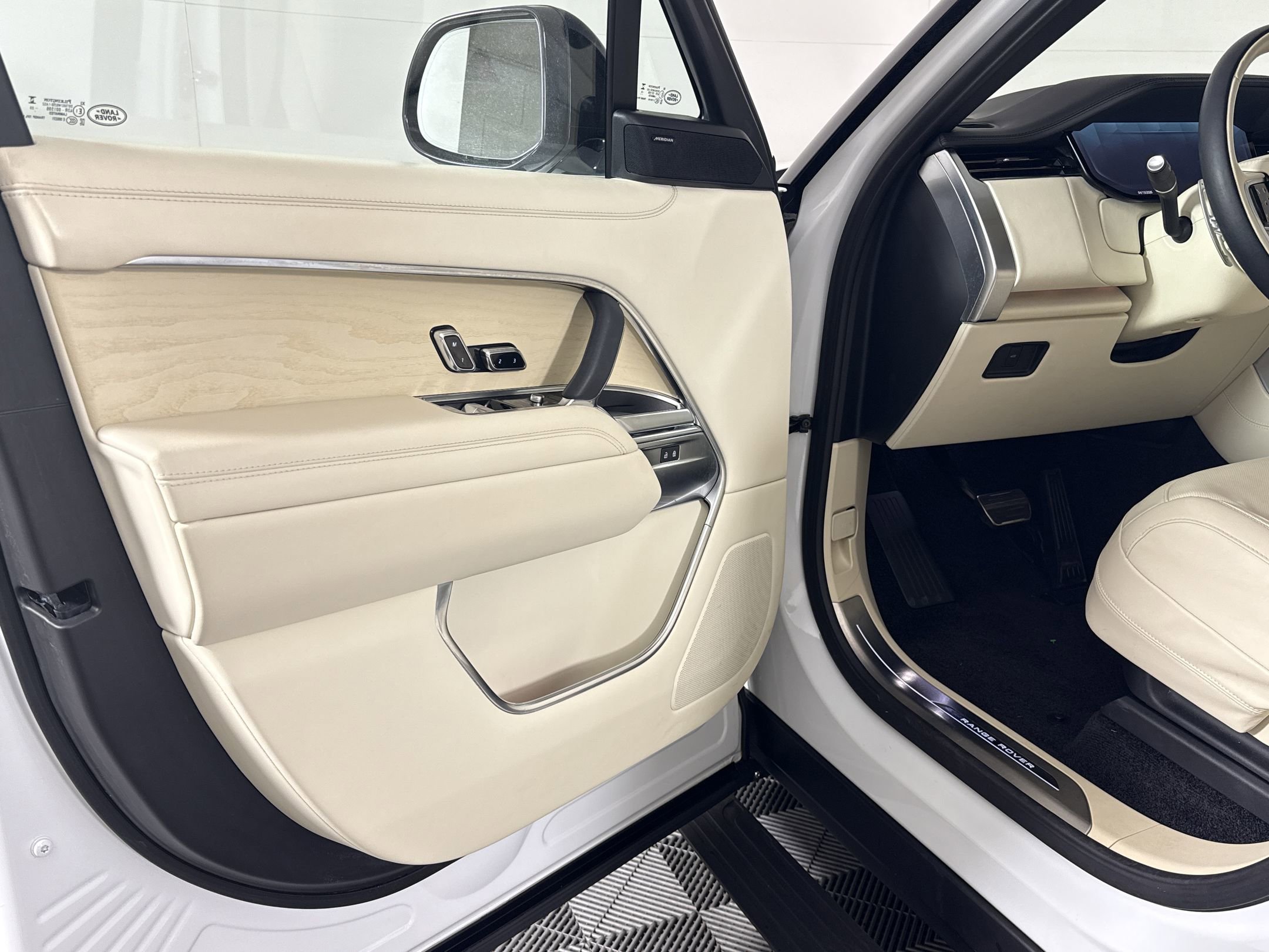 Used 2023 Land Rover Range Rover SE image 20