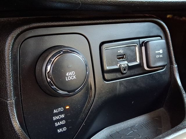 Used 2017 Jeep Renegade Latitude w/ Cold Weather Group AWD/4WD image 23