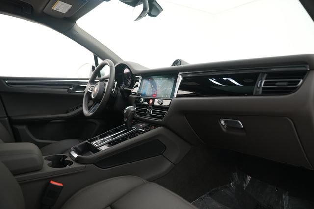 Certified 2026 Porsche Macan AWD/4WD image 22