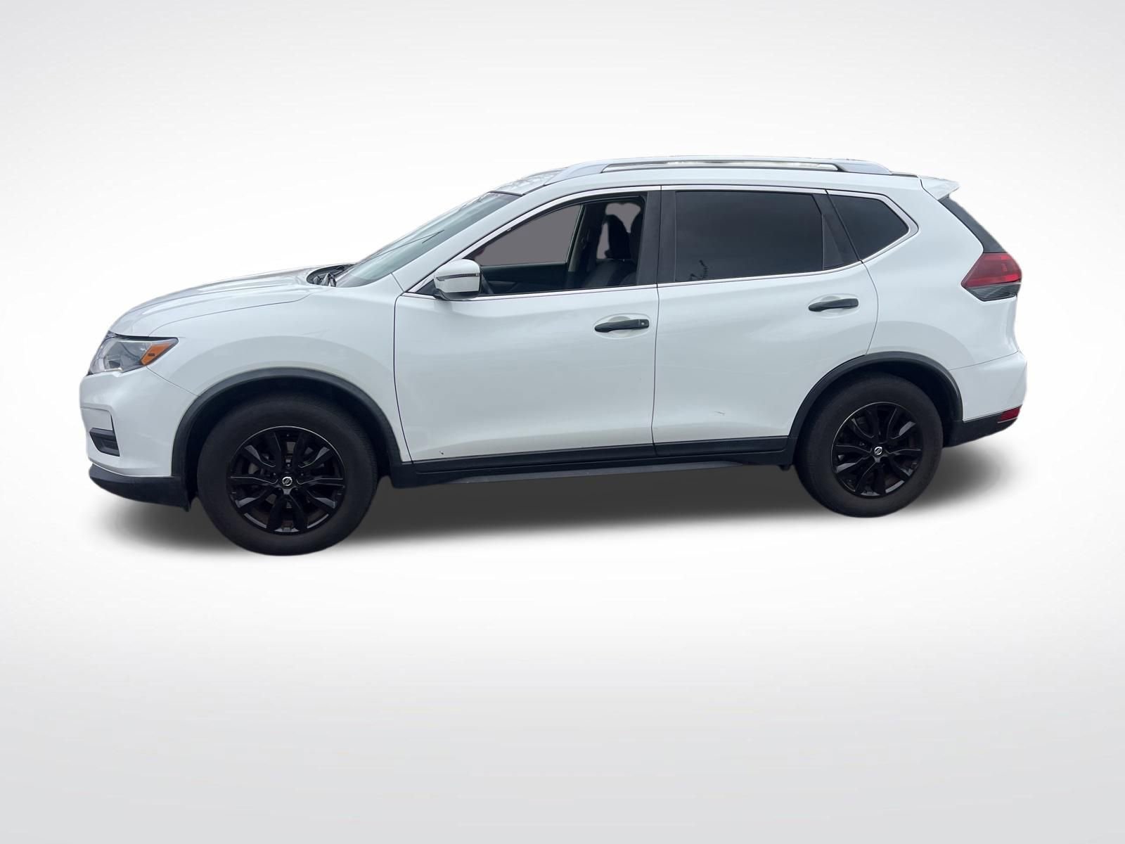 Used 2020 Nissan Rogue SV image 2