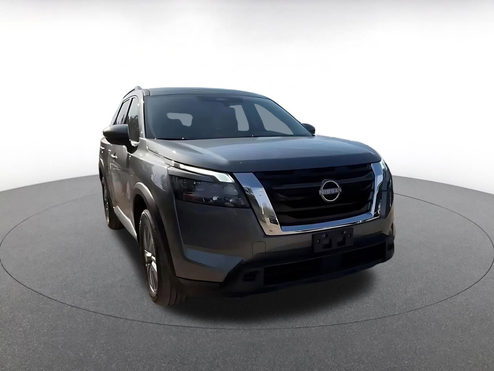 Used 2025 Nissan Pathfinder SV image 3