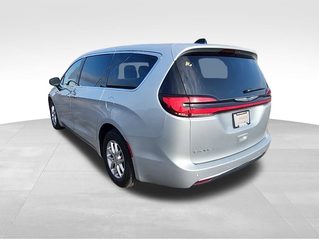 Certified 2023 Chrysler Pacifica Touring-L image 17