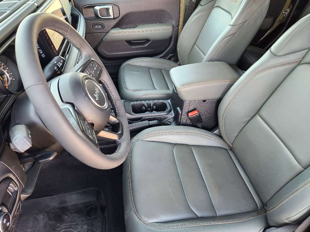 Used 2025 Jeep Gladiator Mojave w/ Convenience Group image 12