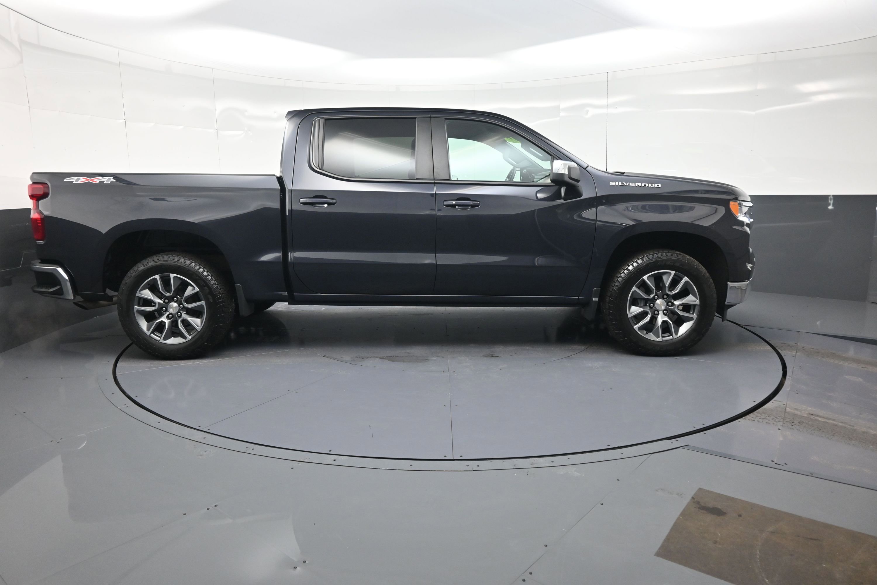 Used 2022 Chevrolet Silverado 1500 LT image 2
