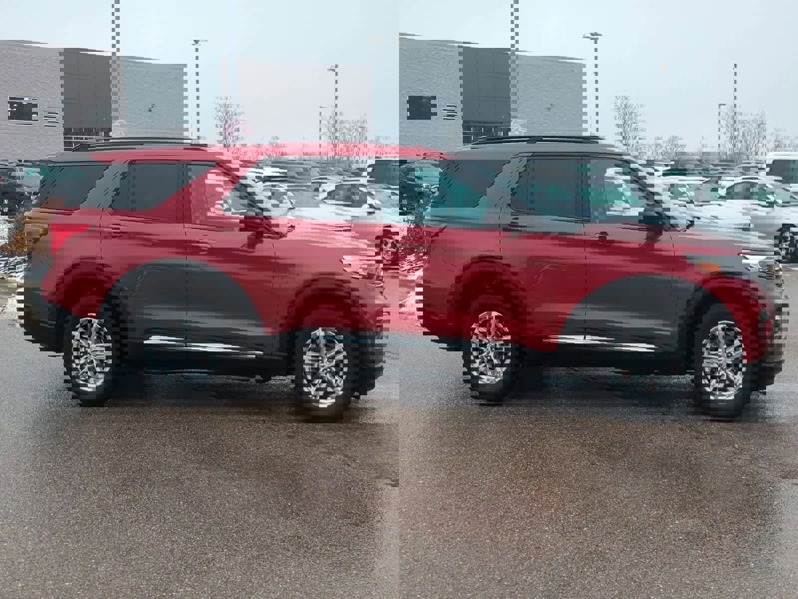 Used 2022 Ford Explorer XLT w/ Equipment Group 202A image 9