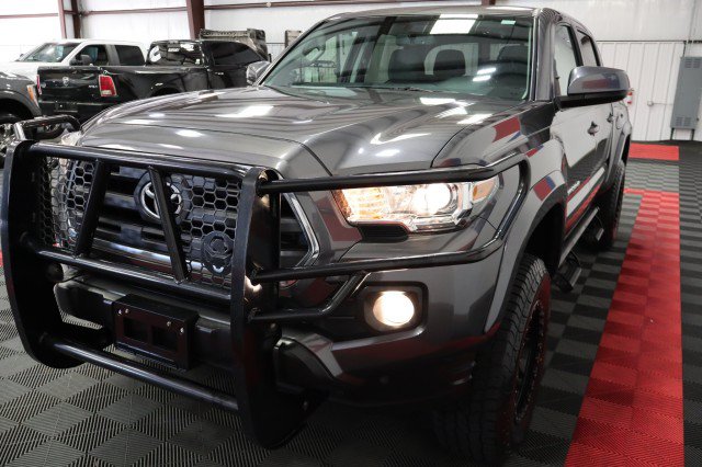 Used 2017 Toyota Tacoma SR5 w/ Tow Package RWD image 21