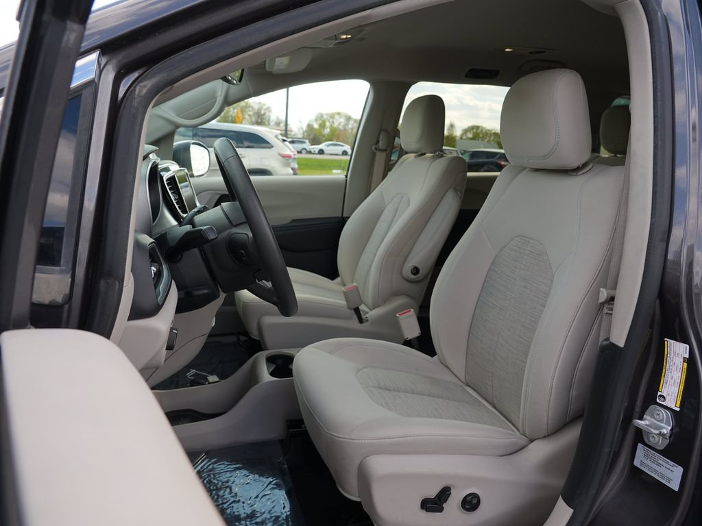 Used 2017 Chrysler Pacifica Touring Plus FWD image 12