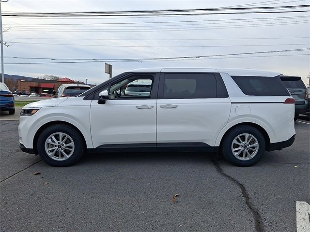 Used 2024 Kia Carnival LX image 4