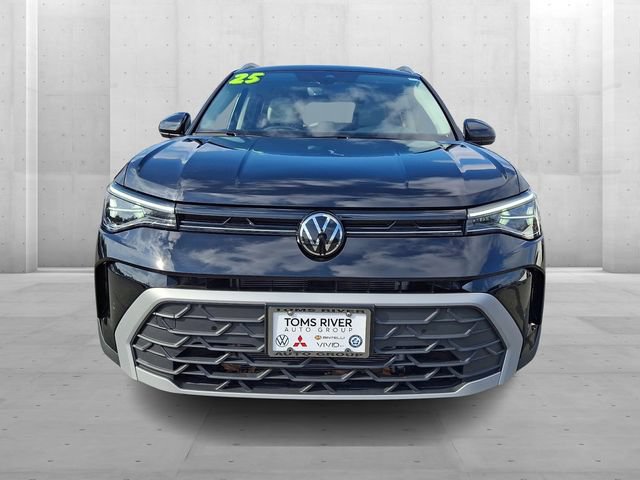 Used 2025 Volkswagen Taos SE FWD image 2