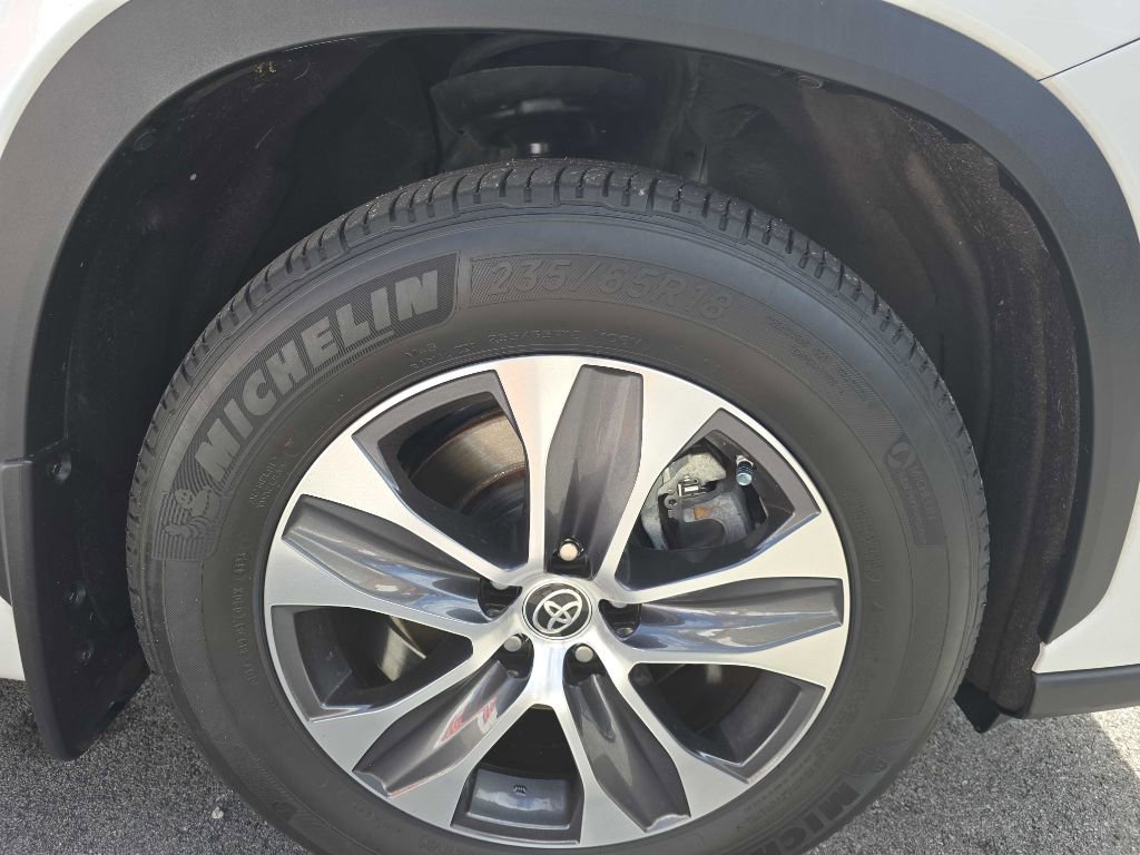 Used 2023 Toyota Highlander XLE image 5