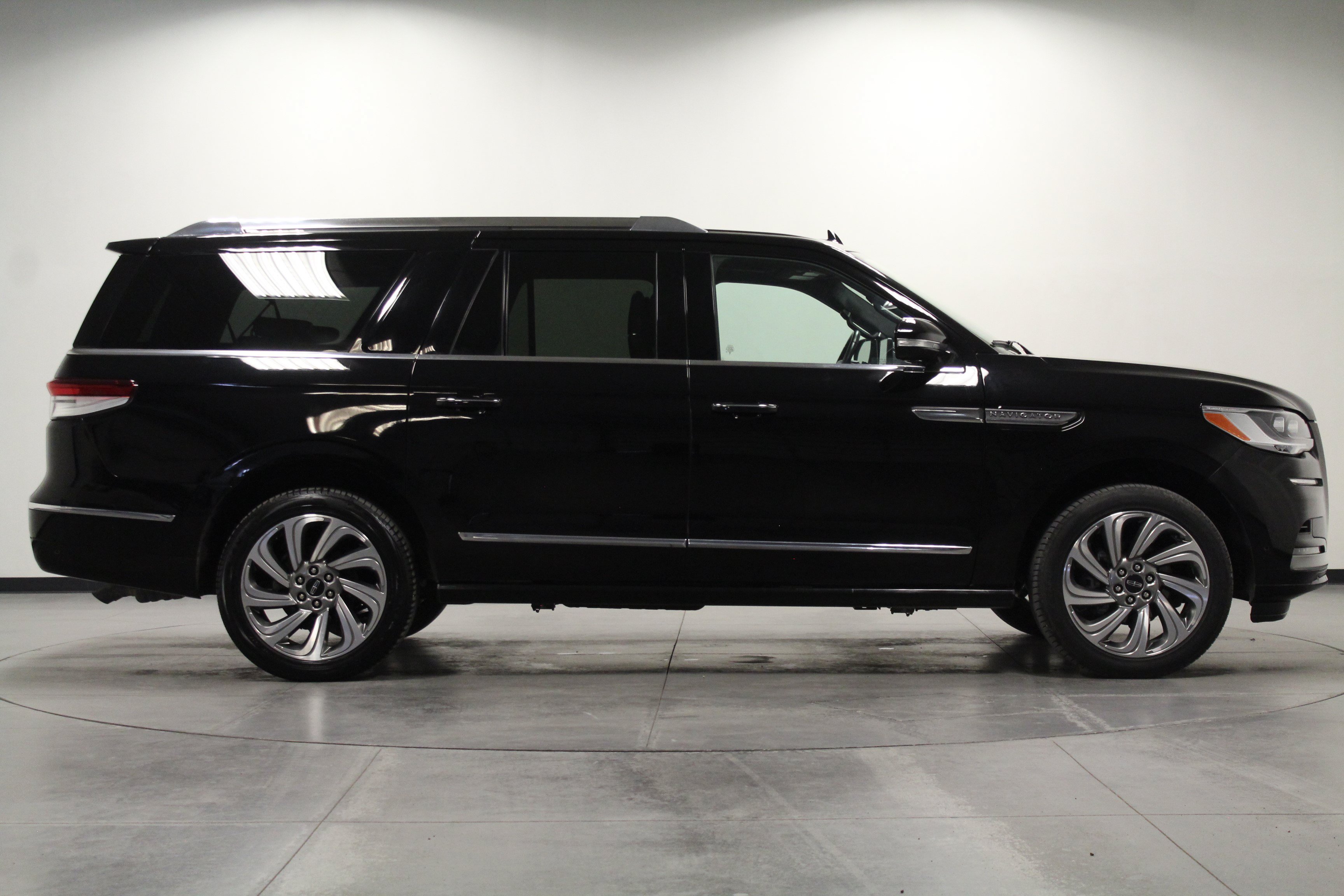 Used 2023 Lincoln Navigator L Reserve w/ Equipment Group 201A AWD/4WD image 3
