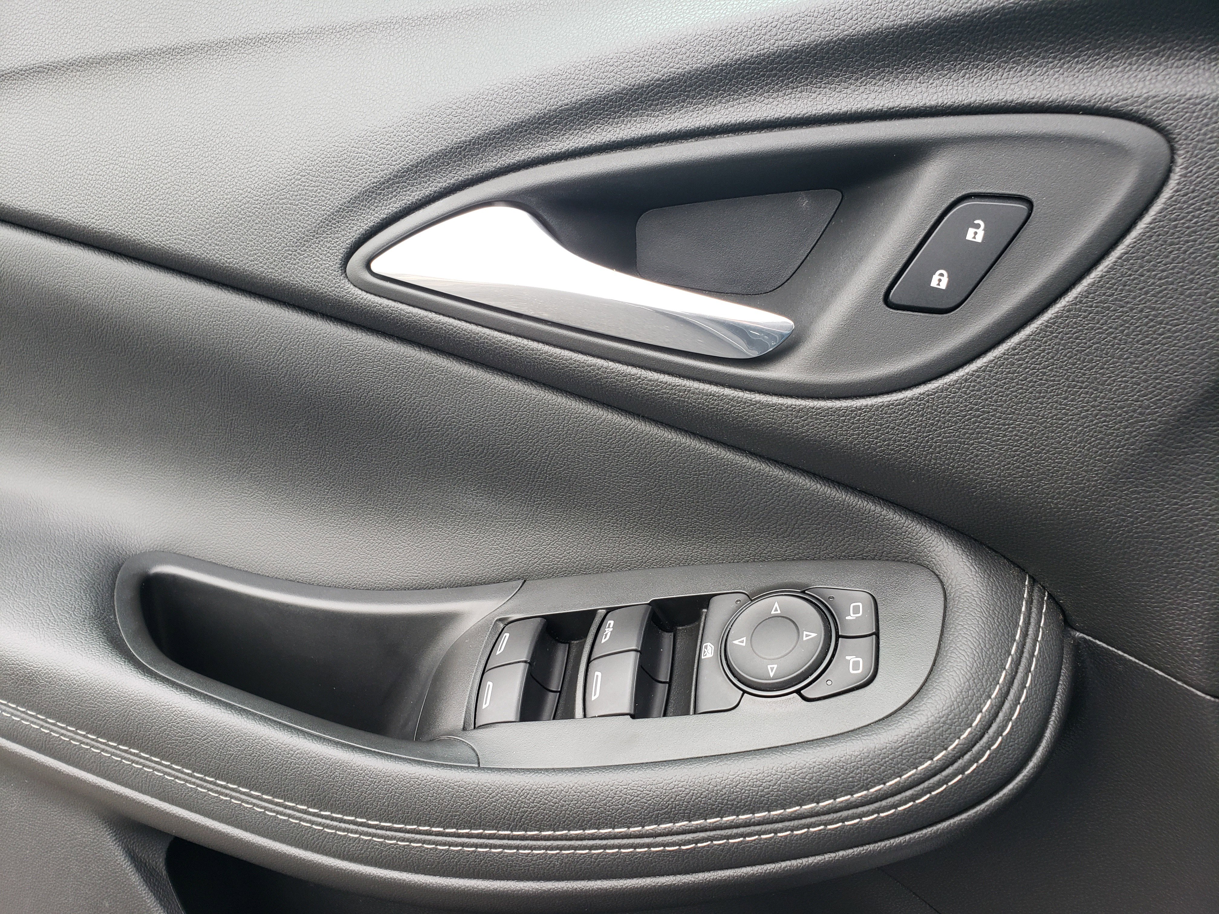 Used 2022 Buick Encore GX Select w/ Sport Touring Package image 13