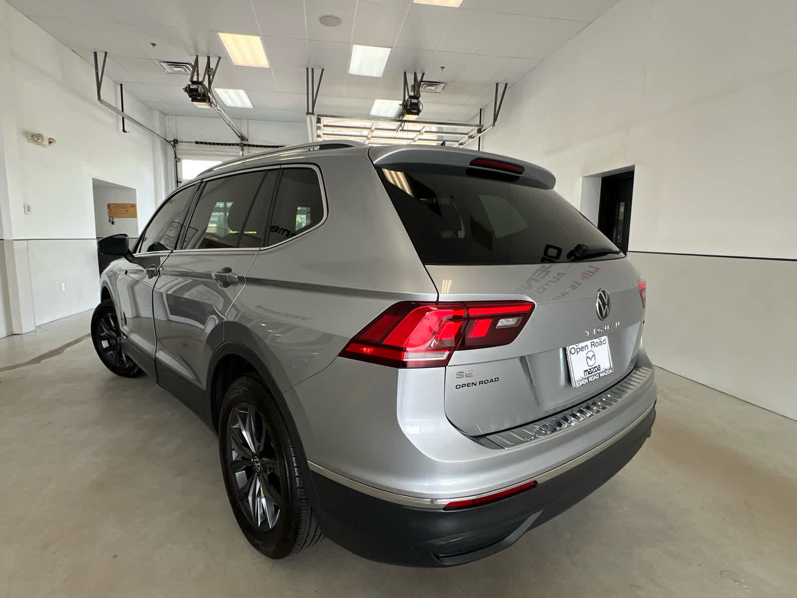 Used 2023 Volkswagen Tiguan SE w/ Panoramic Sunroof Package AWD/4WD image 4