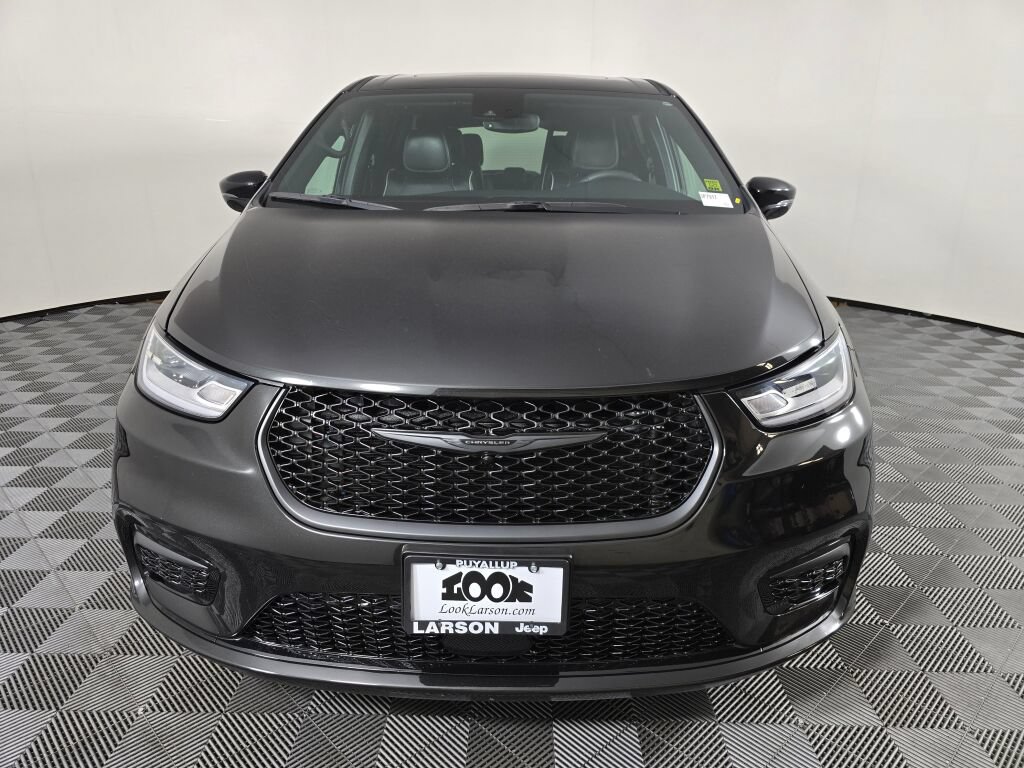 Used 2023 Chrysler Pacifica Limited w/ Uconnect Theater Family Group FWD image 8