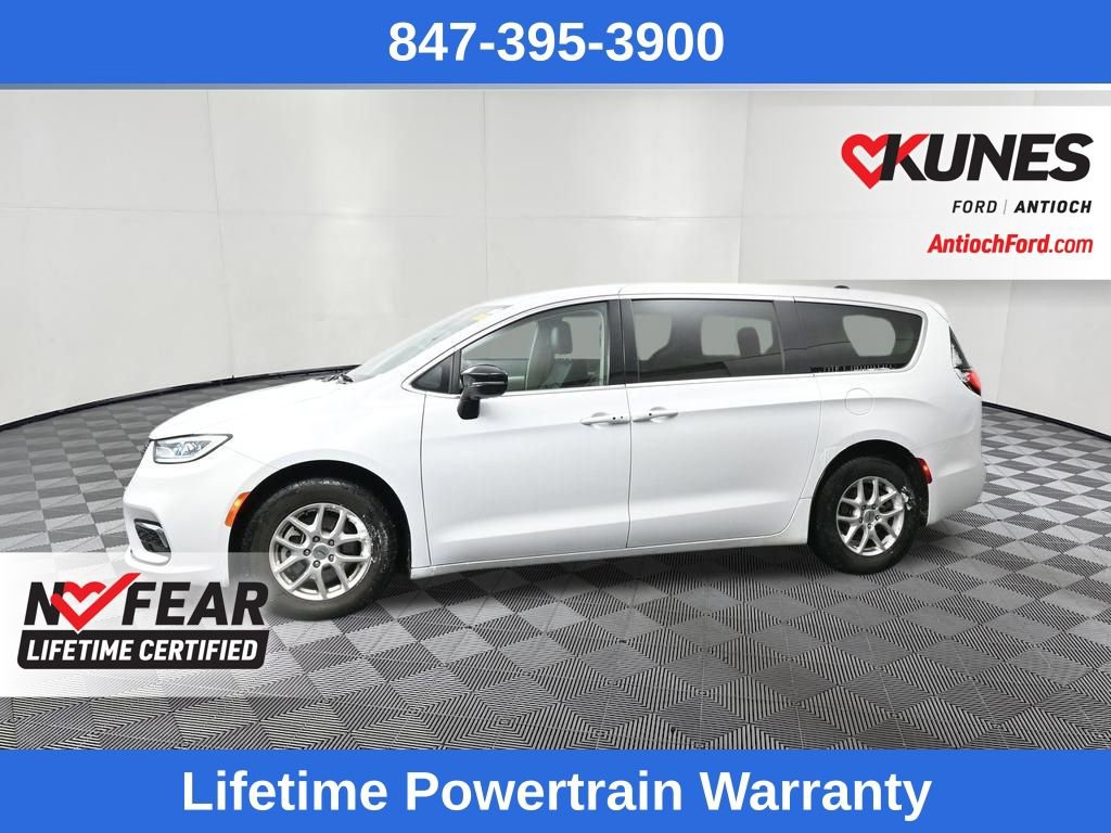 Used 2024 Chrysler Pacifica Touring-L FWD image 5
