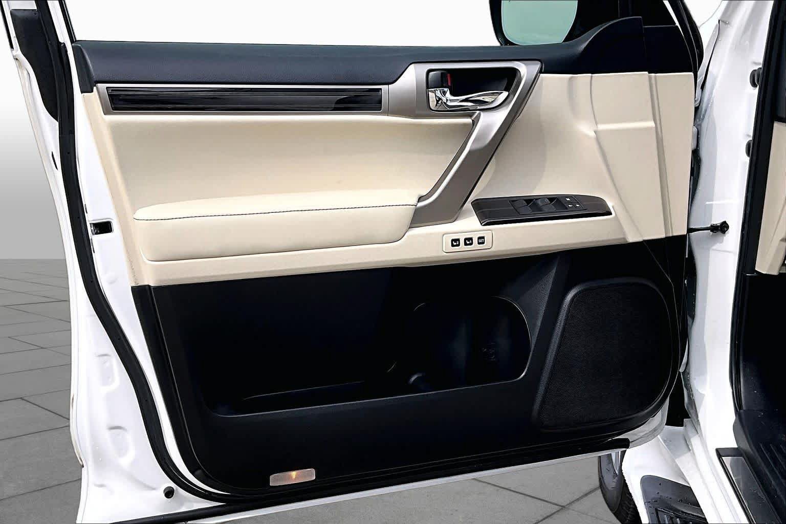 Used 2020 Lexus GX 460 Luxury w/ Accessory Package AWD/4WD image 22