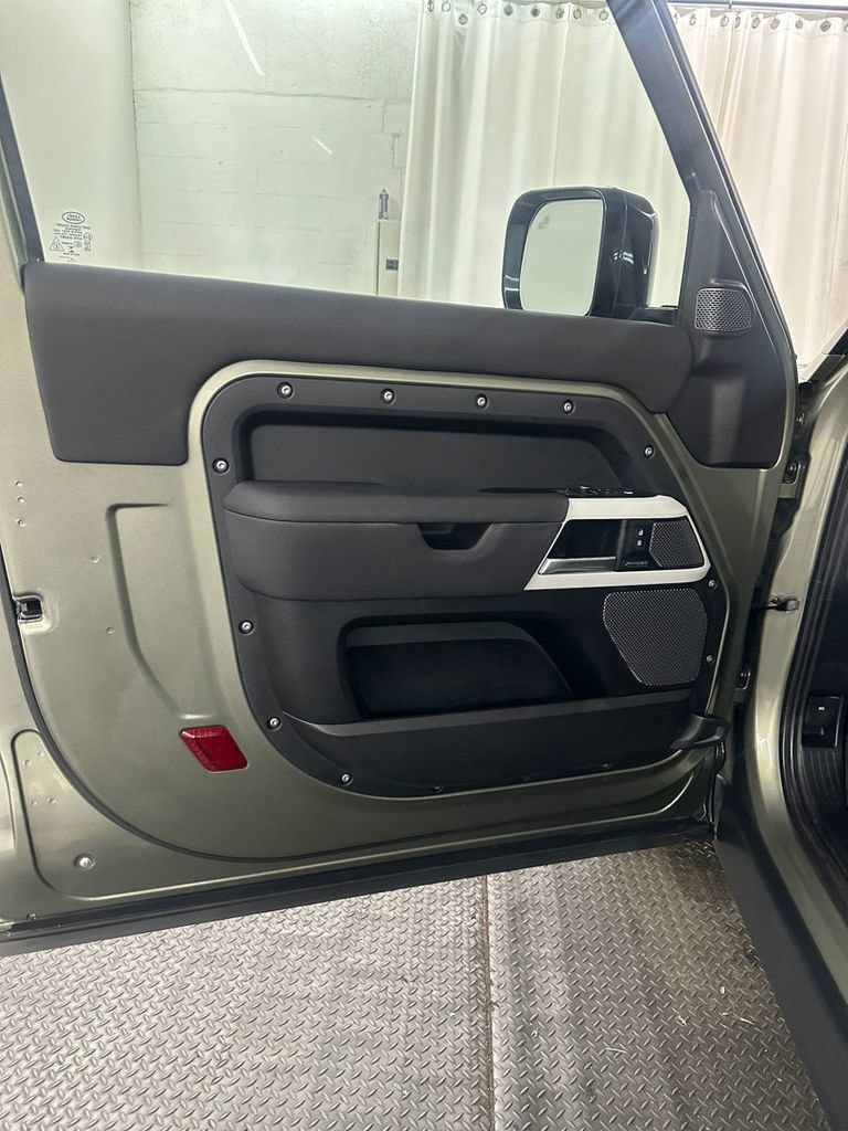 Used 2022 Land Rover Defender 90 X-Dynamic SE AWD/4WD image 8