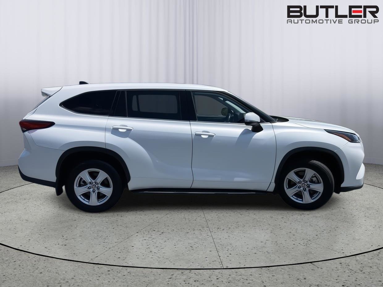 Used 2022 Toyota Highlander LE AWD/4WD image 6