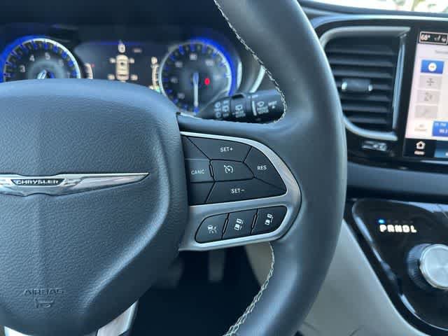Used 2024 Chrysler Pacifica Touring-L FWD image 21