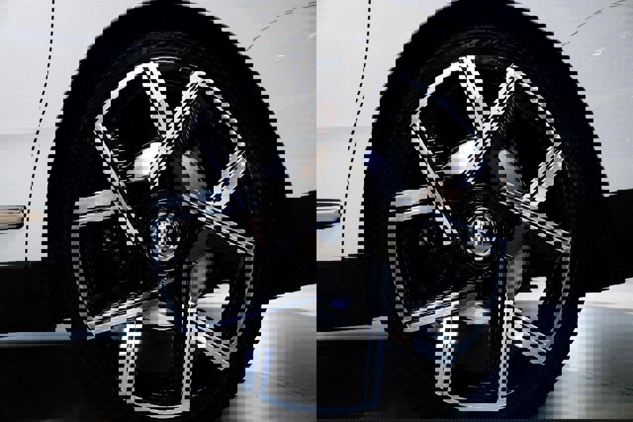 Used 2023 Rolls-Royce Cullinan w/ Cullinan Package image 29