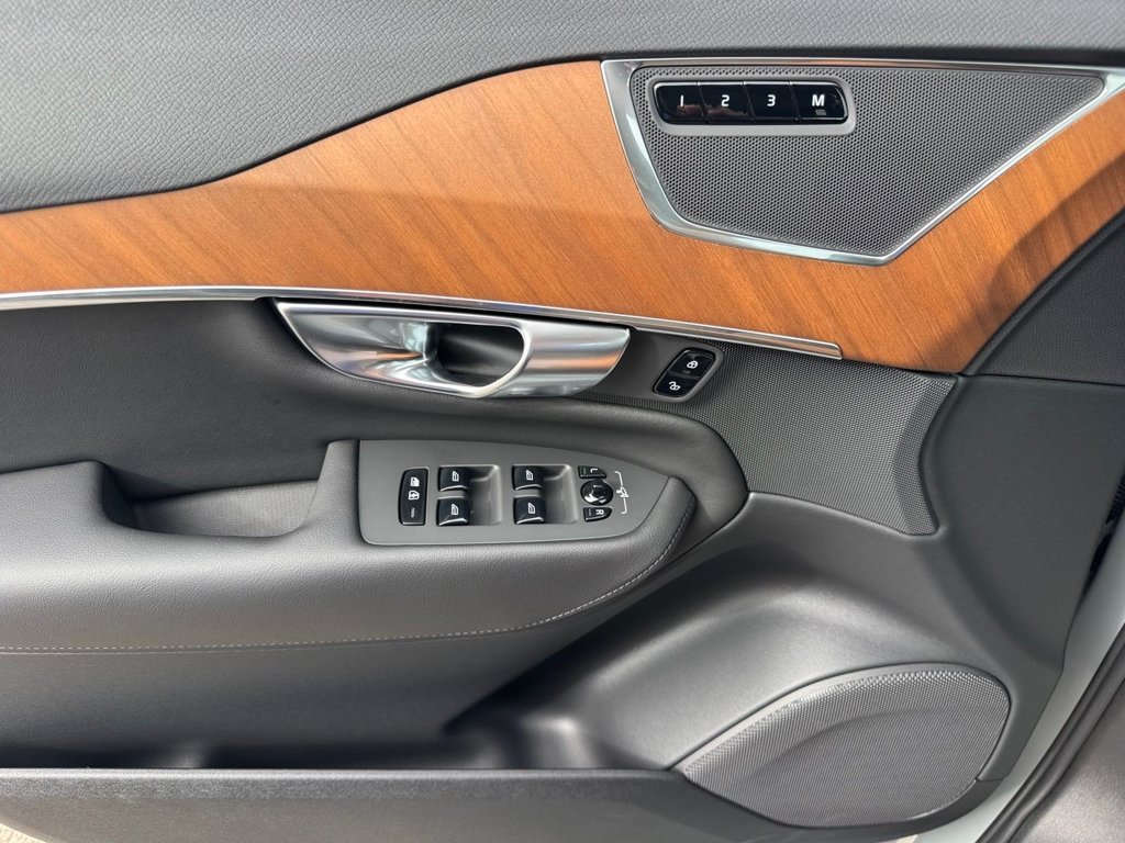 Certified 2025 Volvo XC90 T8 Plus w/ Protection Package AWD/4WD image 17