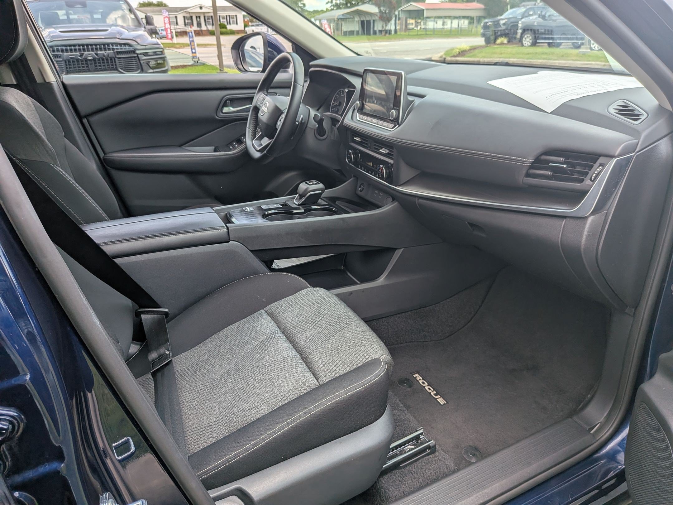 Used 2025 Nissan Rogue SV FWD image 22