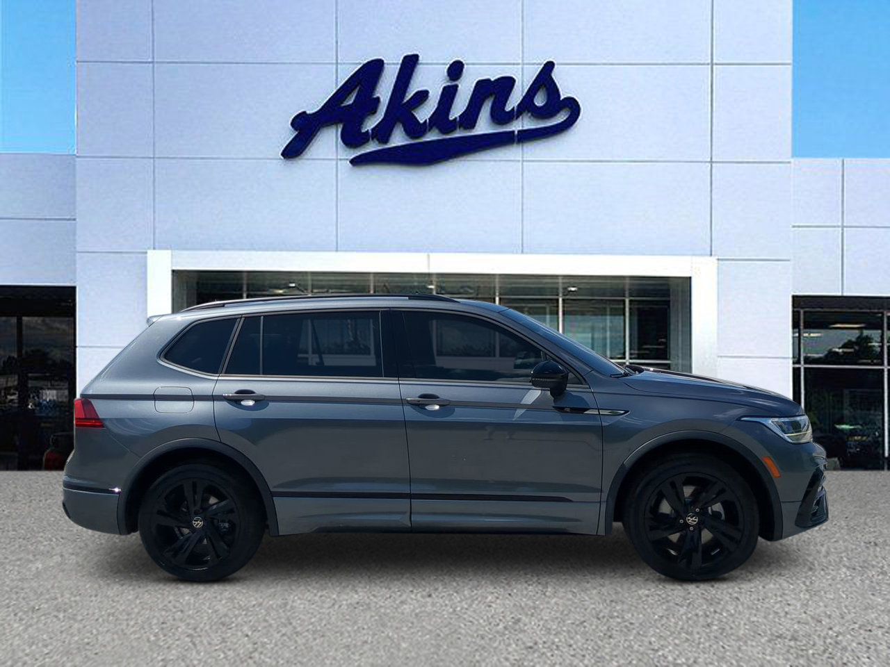 Used 2023 Volkswagen Tiguan SE R-Line FWD image 1