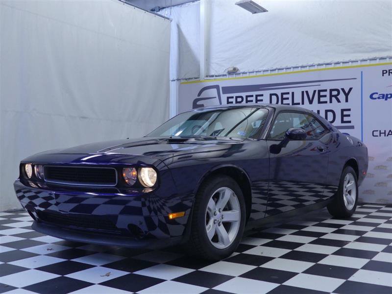 Used 2014 Dodge Challenger SXT RWD image 4