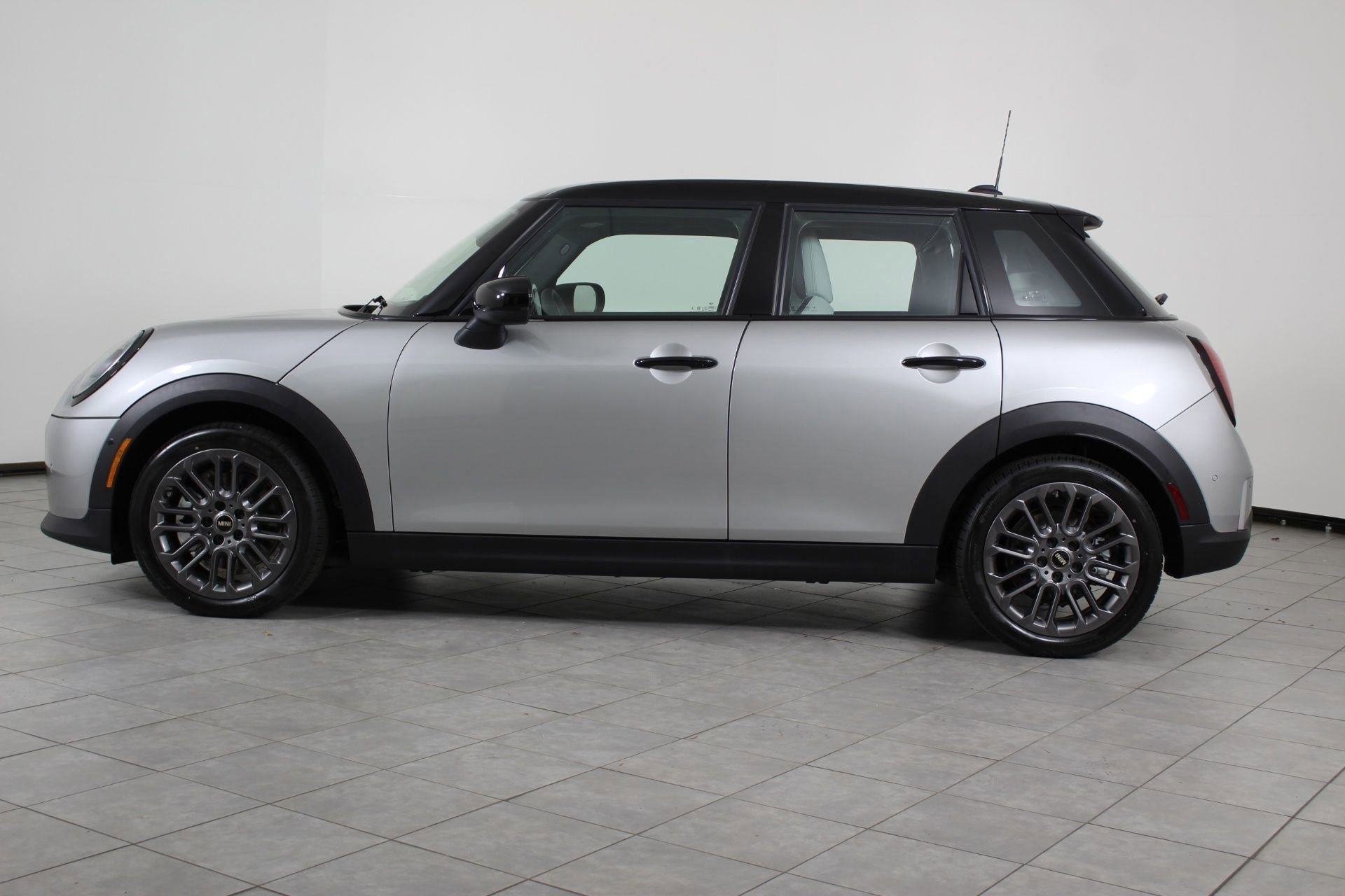 Used 2026 MINI Cooper 4-Door Hardtop FWD image 2