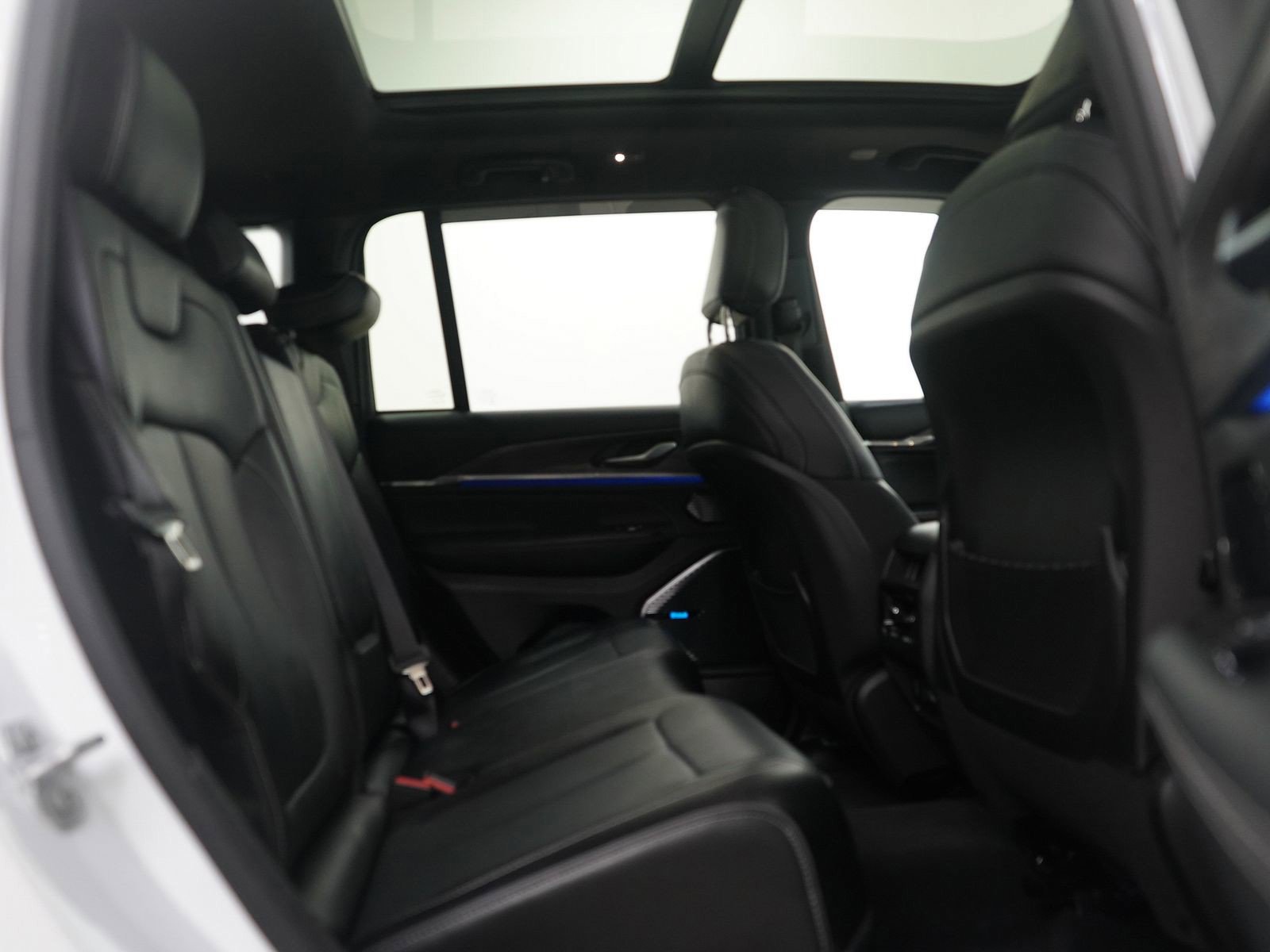 Used 2023 Jeep Grand Cherokee Overland image 12