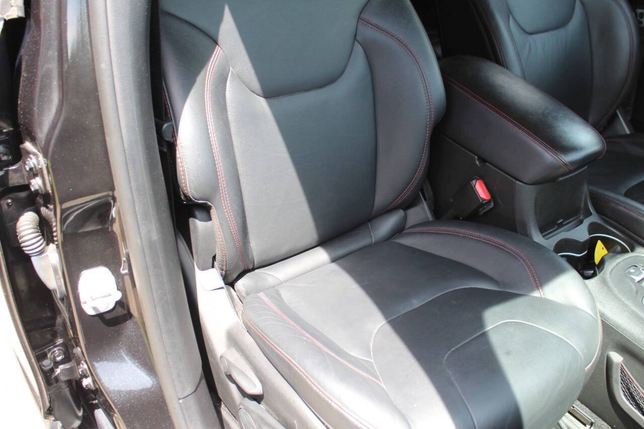 Used 2014 Jeep Cherokee Trailhawk w/ Technology Group AWD/4WD image 17