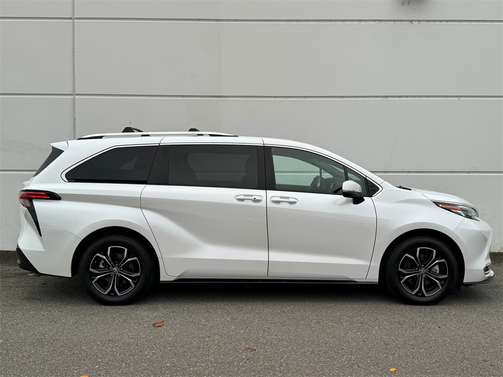 Certified 2025 Toyota Sienna Platinum image 8