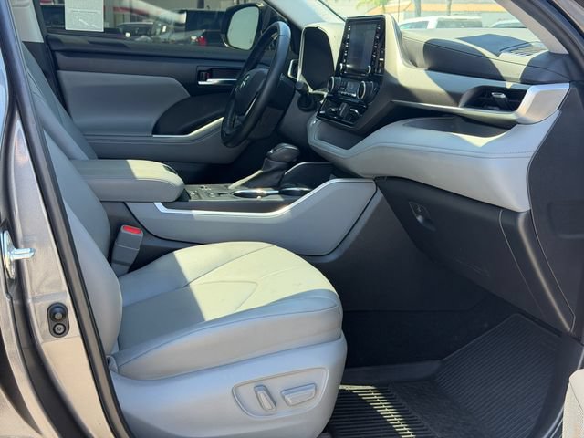 Used 2022 Toyota Highlander XLE FWD image 22