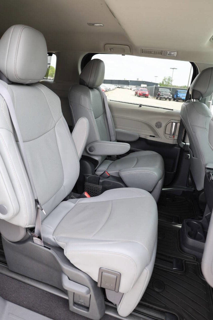 Used 2024 Toyota Sienna Limited AWD/4WD image 16