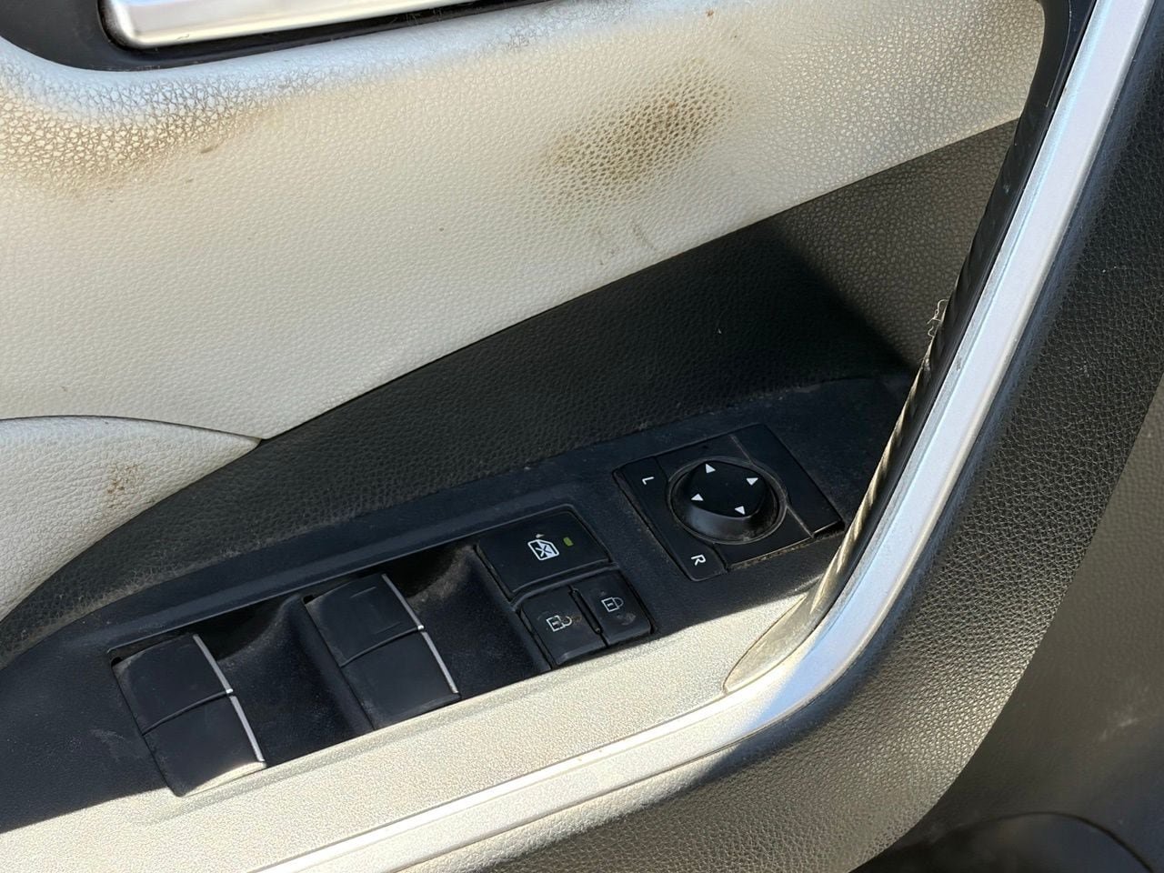 Used 2019 Toyota RAV4 XLE Premium w/ Cold Weather Package AWD/4WD image 6