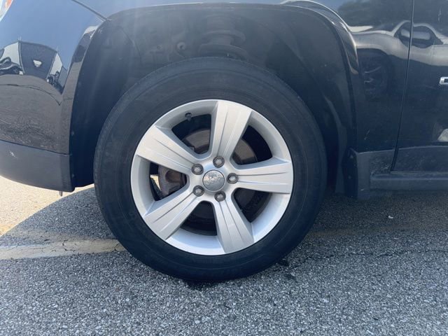 Used 2014 Jeep Compass Latitude w/ Sun/Sound Group FWD image 3