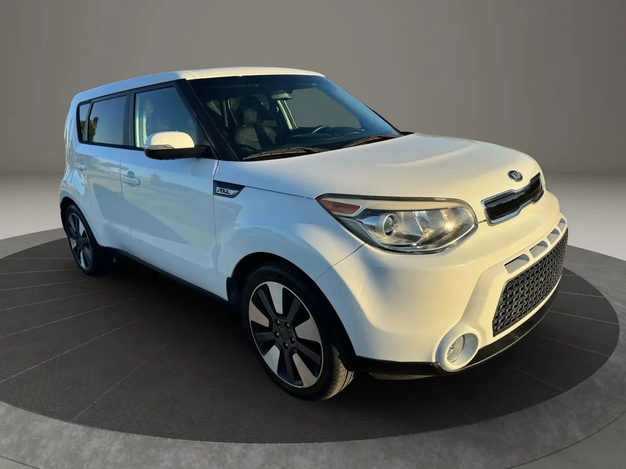 Used 2014 Kia Soul ! FWD image 2