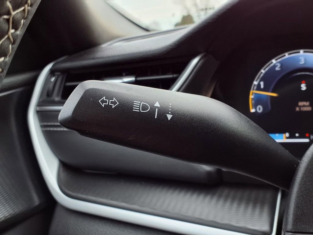 Used 2025 Jeep Grand Cherokee L Laredo w/ Luxury Tech Group I image 16