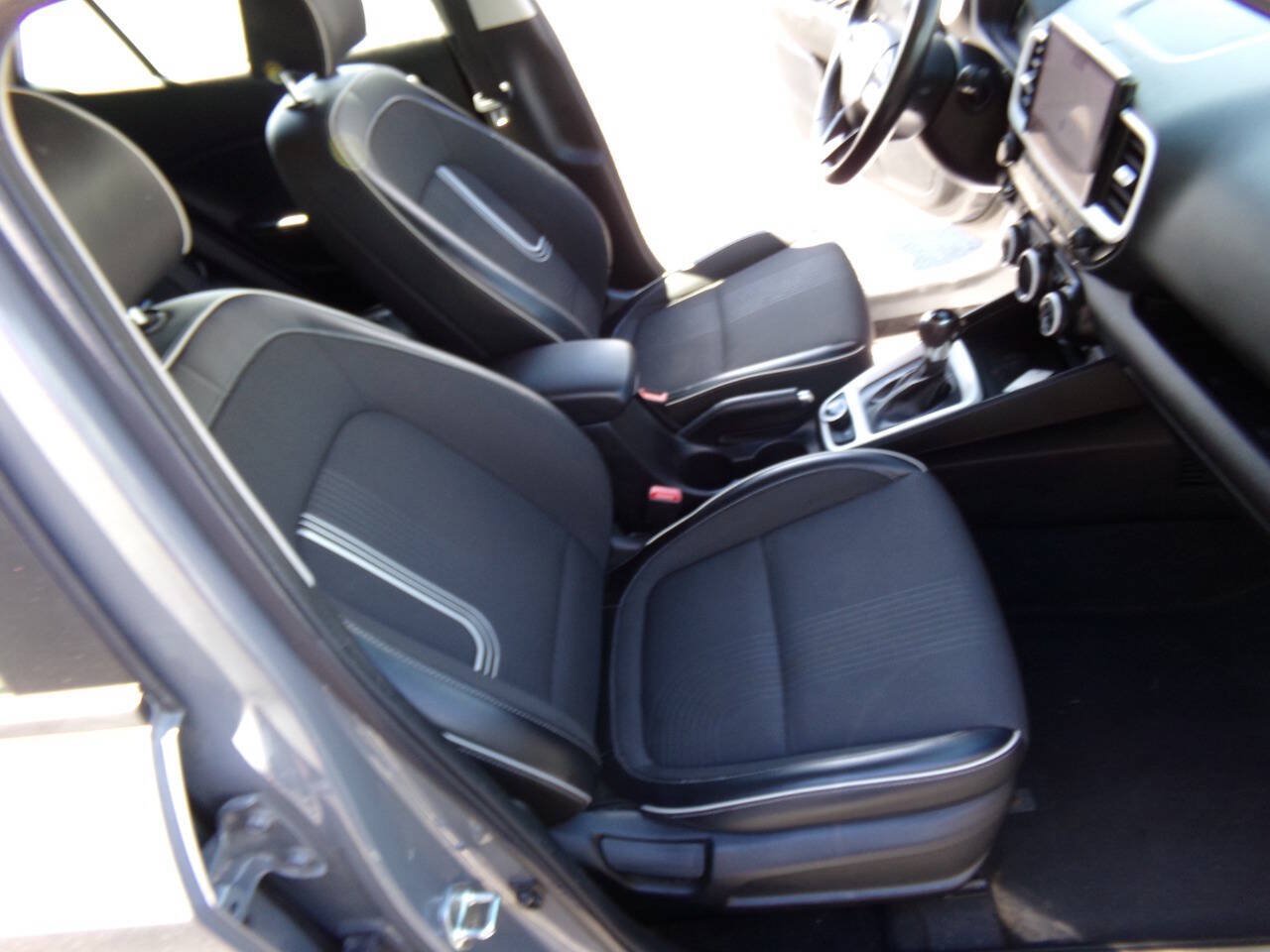 Used 2023 Hyundai Venue Limited FWD image 40