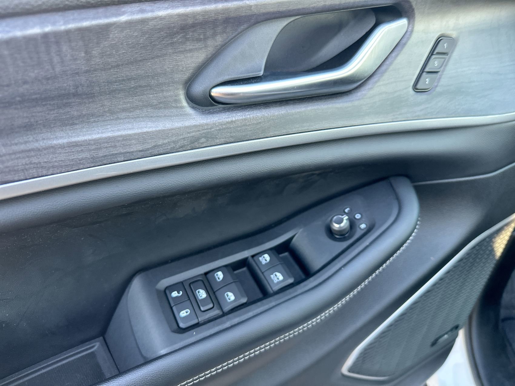 New 2023 Jeep Grand Cherokee 4WD 4xe w/ Luxury Tech Group II image 13