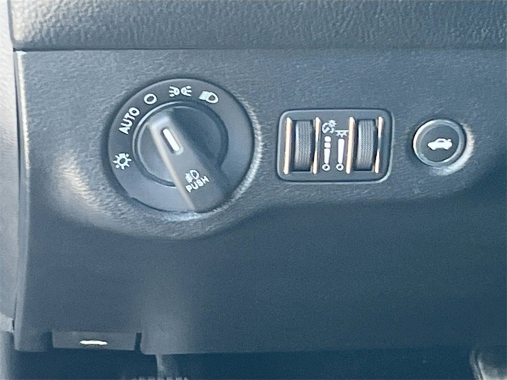 Used 2022 Dodge Challenger SXT w/ Blacktop Package image 10