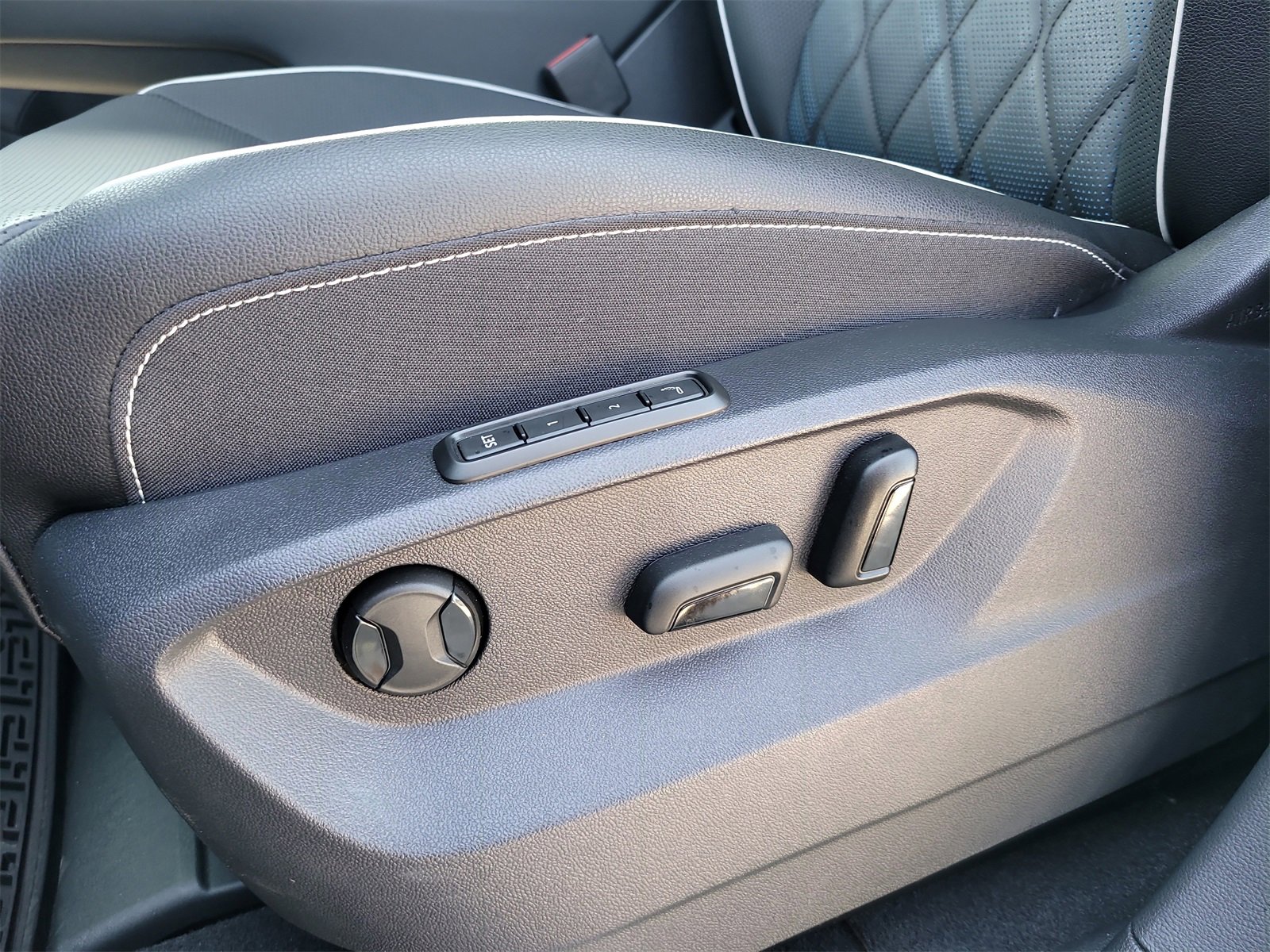 Used 2025 Volkswagen Atlas Cross Sport SEL Premium R-Line image 19