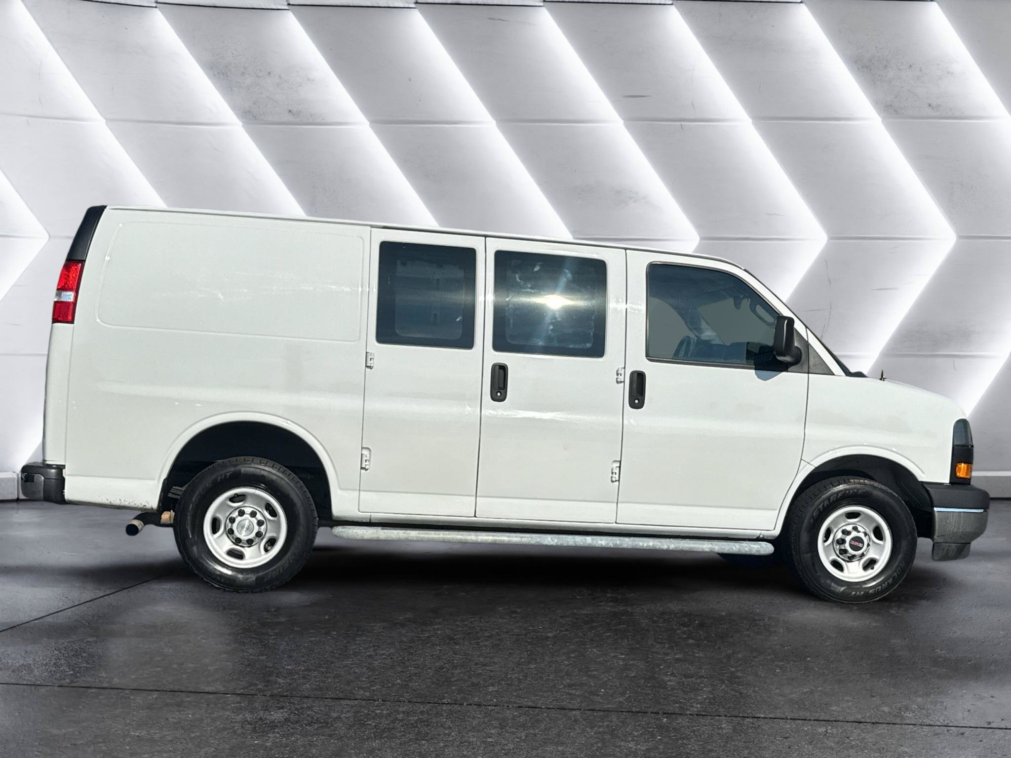 Used 2021 GMC Savana 2500 w/ Driver Convenience Package RWD image 4