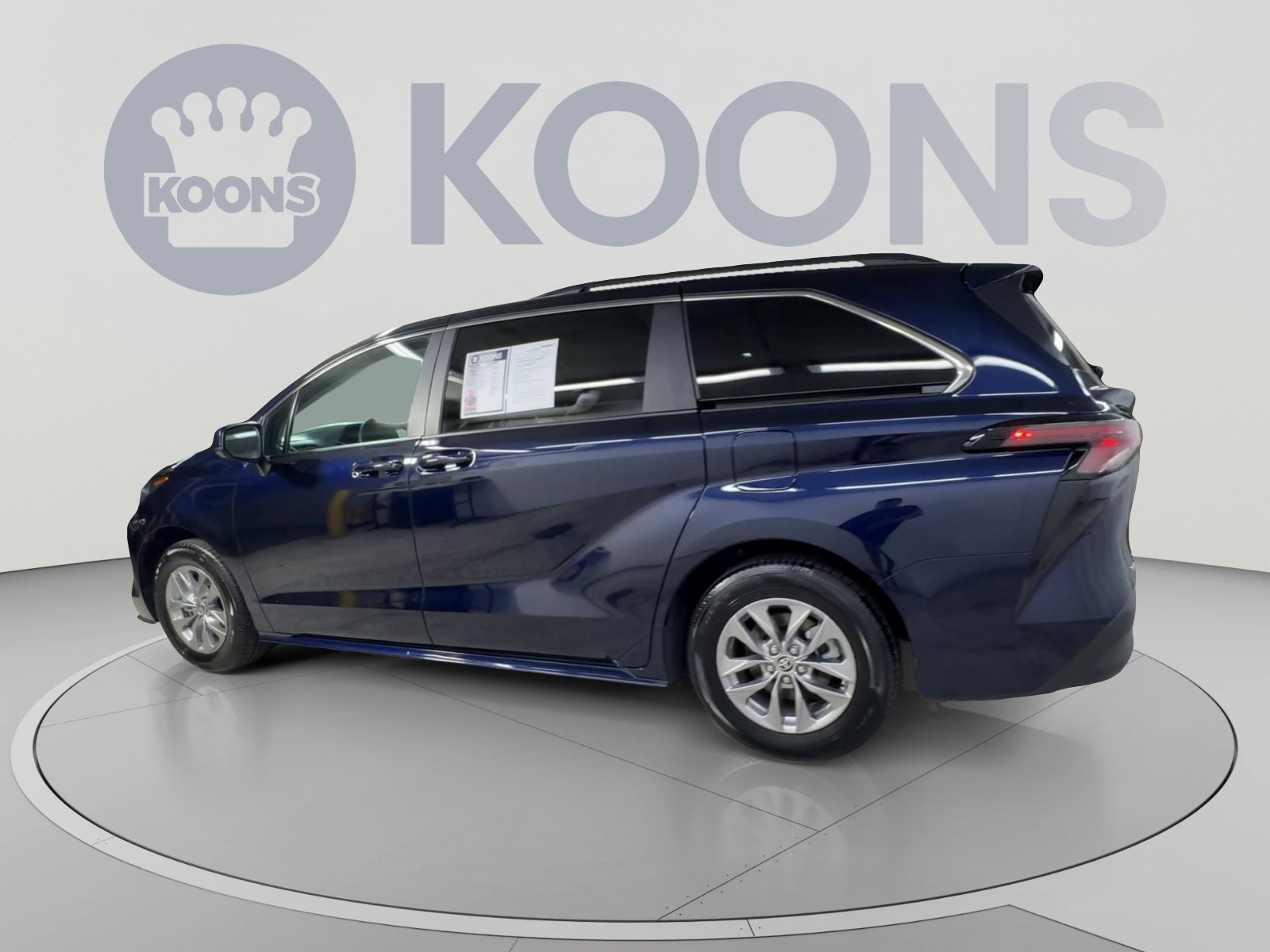 Used 2025 Toyota Sienna LE AWD/4WD image 8
