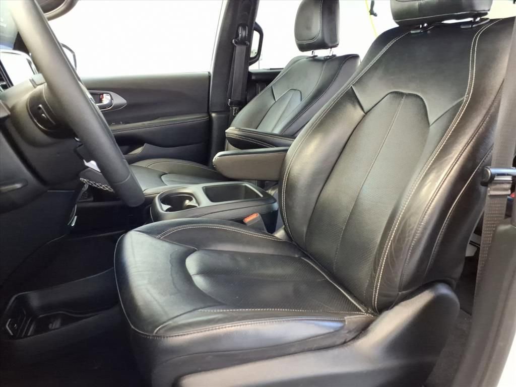 Used 2025 Chrysler Pacifica Select image 23