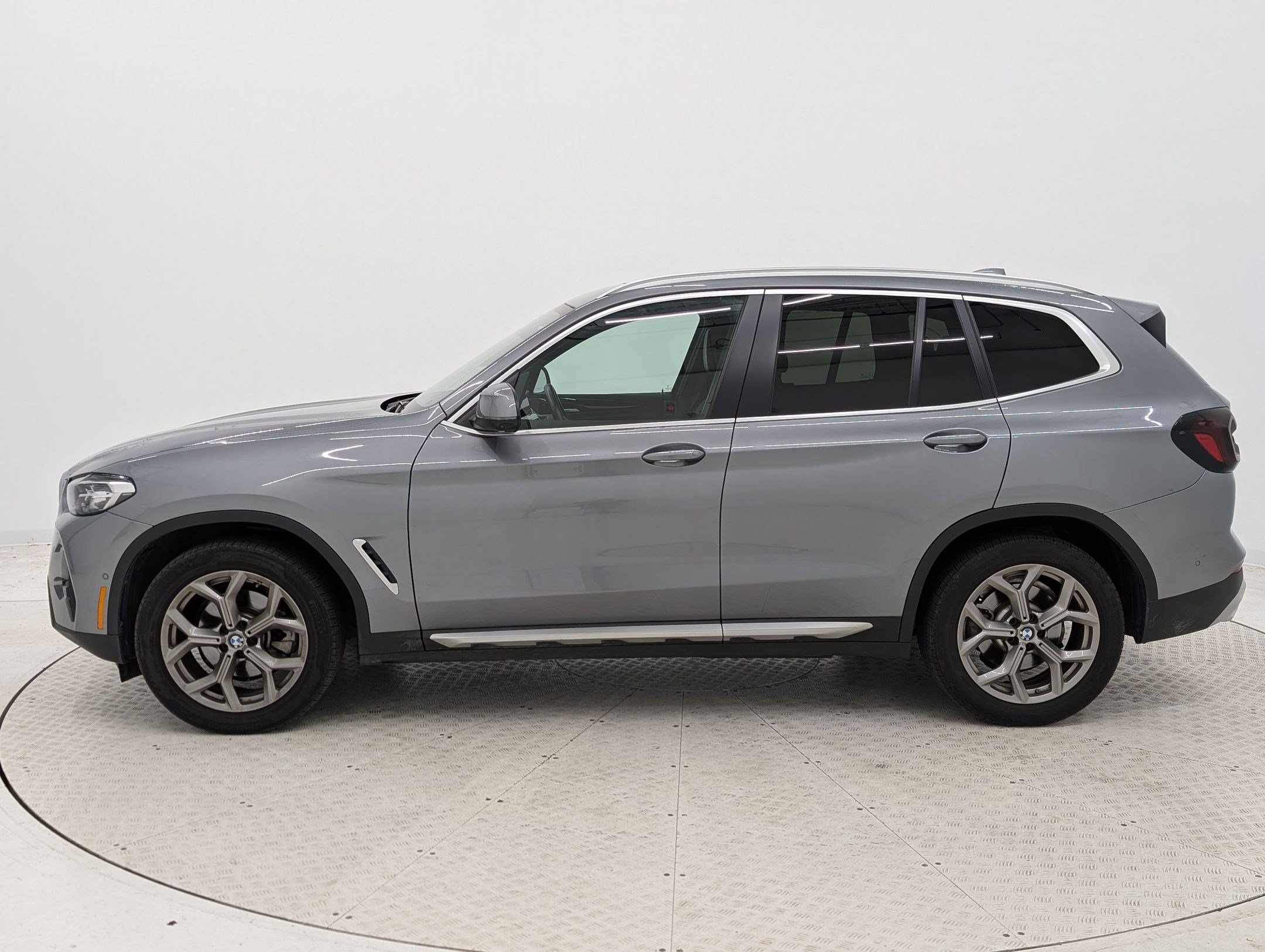 Used 2024 BMW X3 sDrive30i w/ Convenience Package RWD image 2